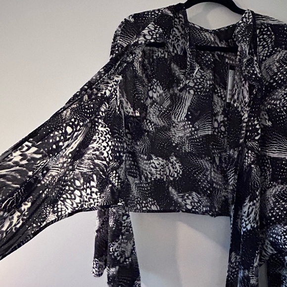 H & M • Black & White Womens Top • sz M - Picture 5 of 10